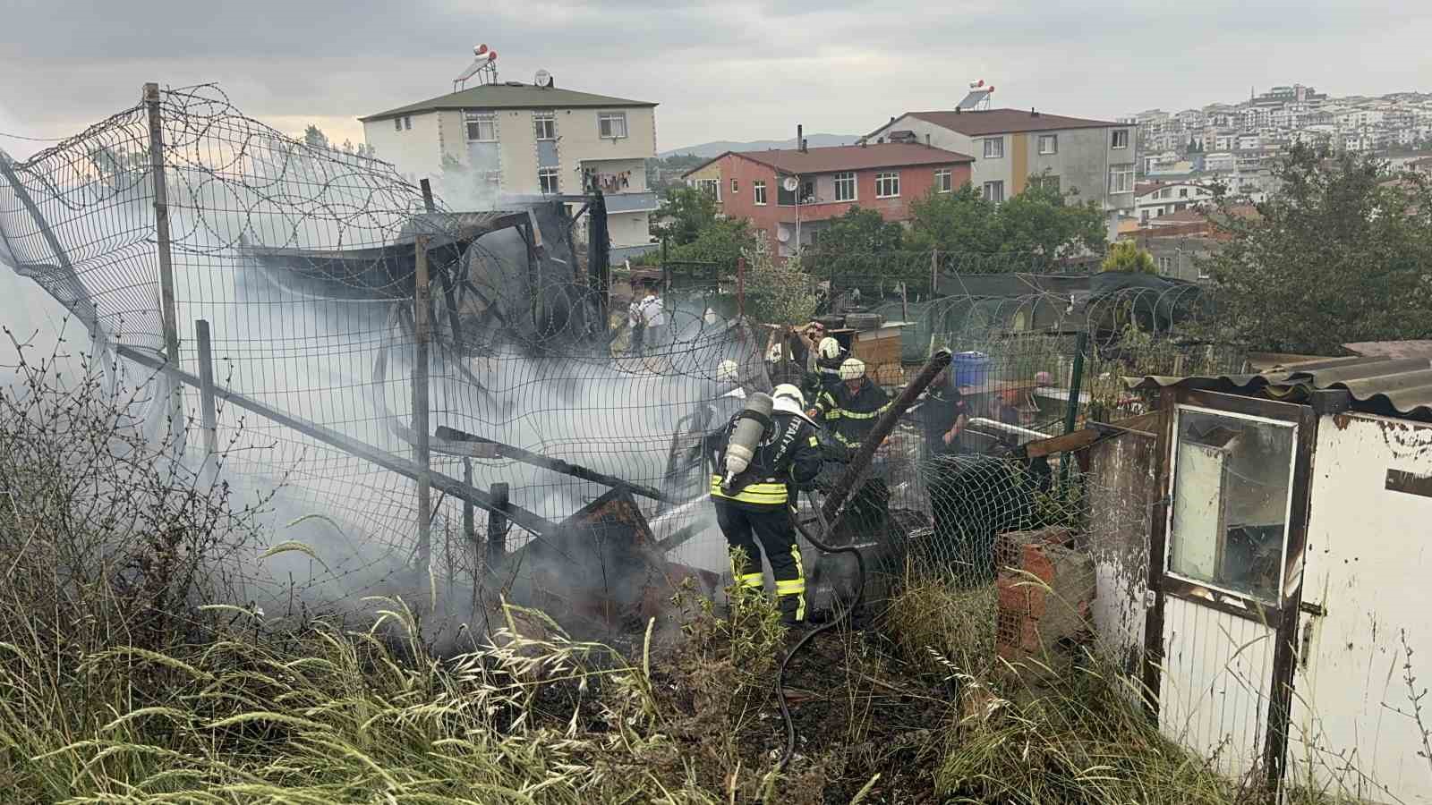 Çıkan yangında ev küle döndü 