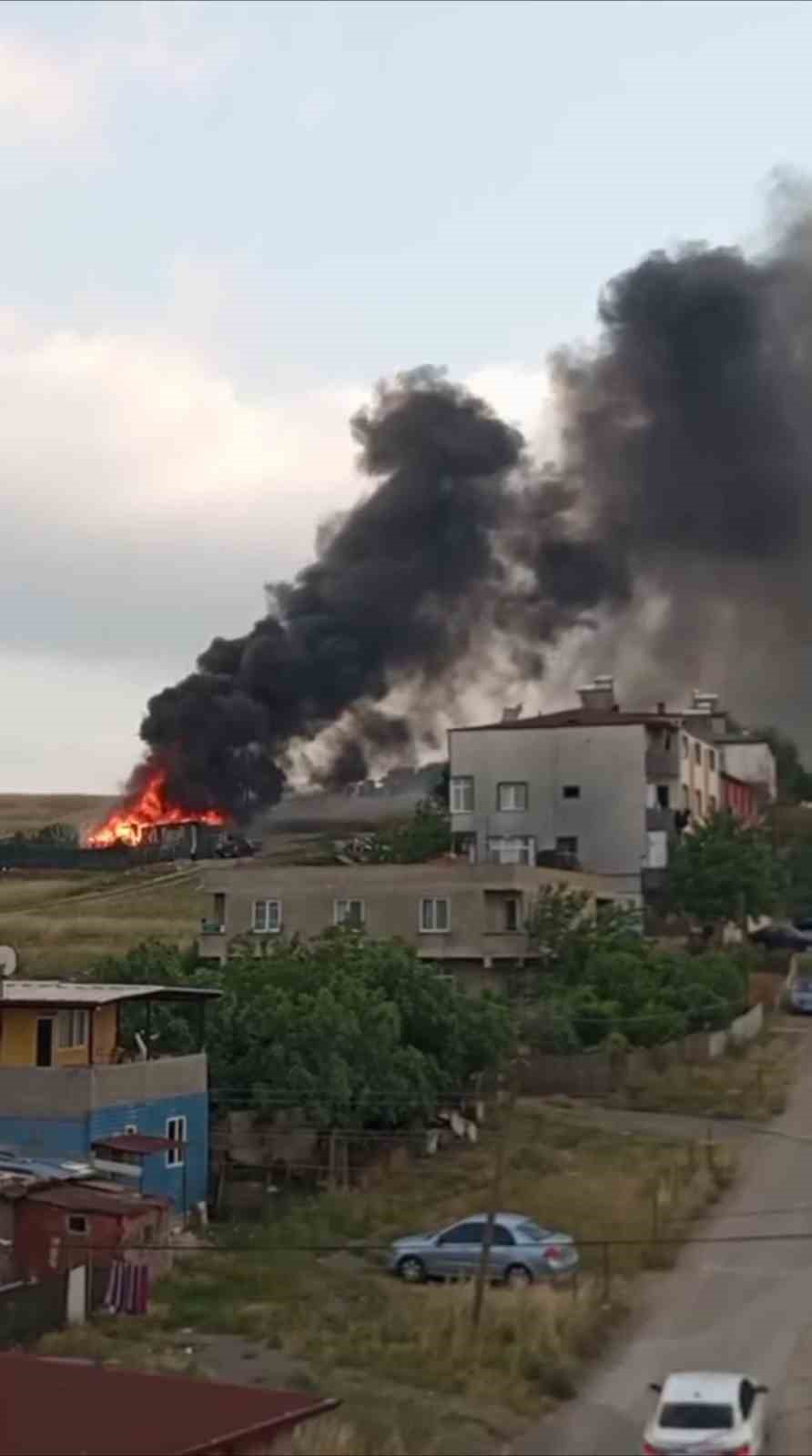 Çıkan yangında ev küle döndü 