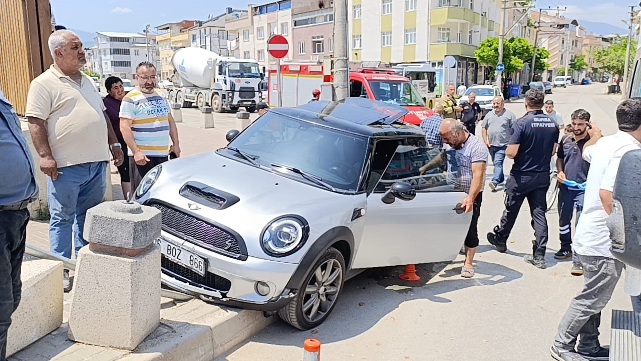 Direksiyon başında nöbet geçirdi, bariyerlere çarparak durabildi 