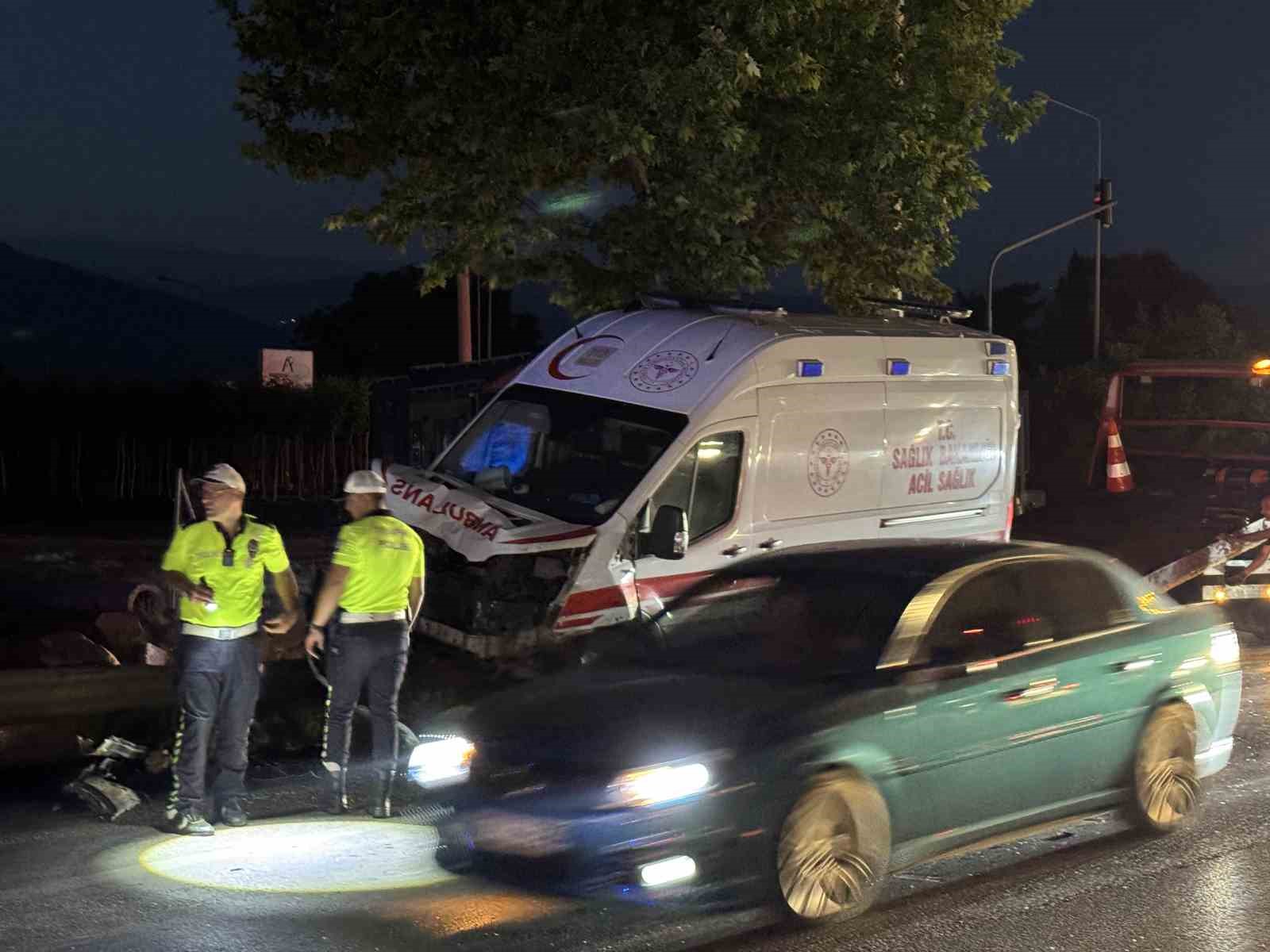 Ambulans ile çarpışan otomobilde can pazarı 