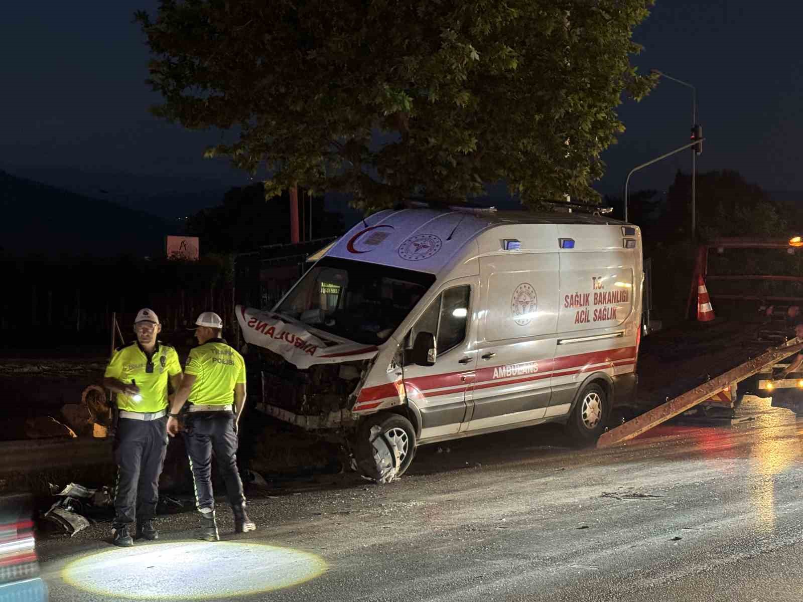 Ambulans ile çarpışan otomobilde can pazarı 