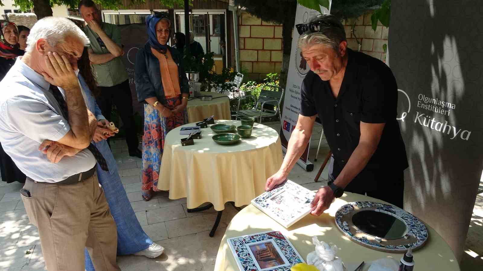 Atık çiniler ve cam şişeler sanata dönüşüyor 