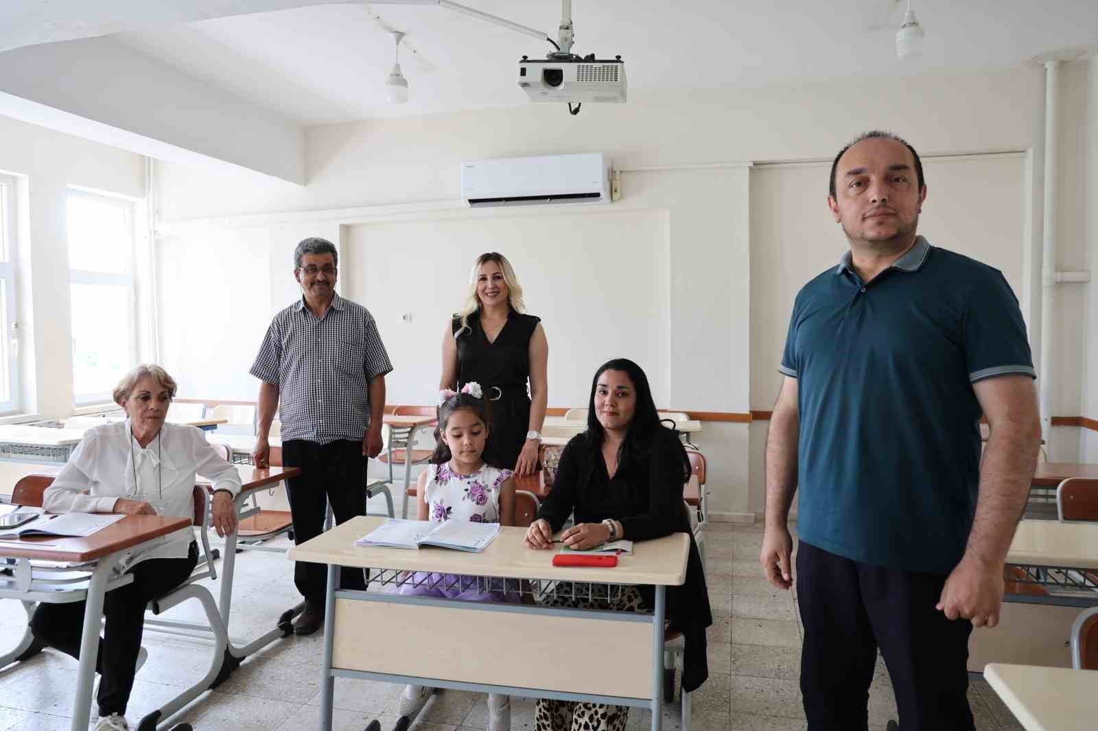 Kübalı gelin, annesi ve kızıyla Türkçe öğrenmeye başladı 