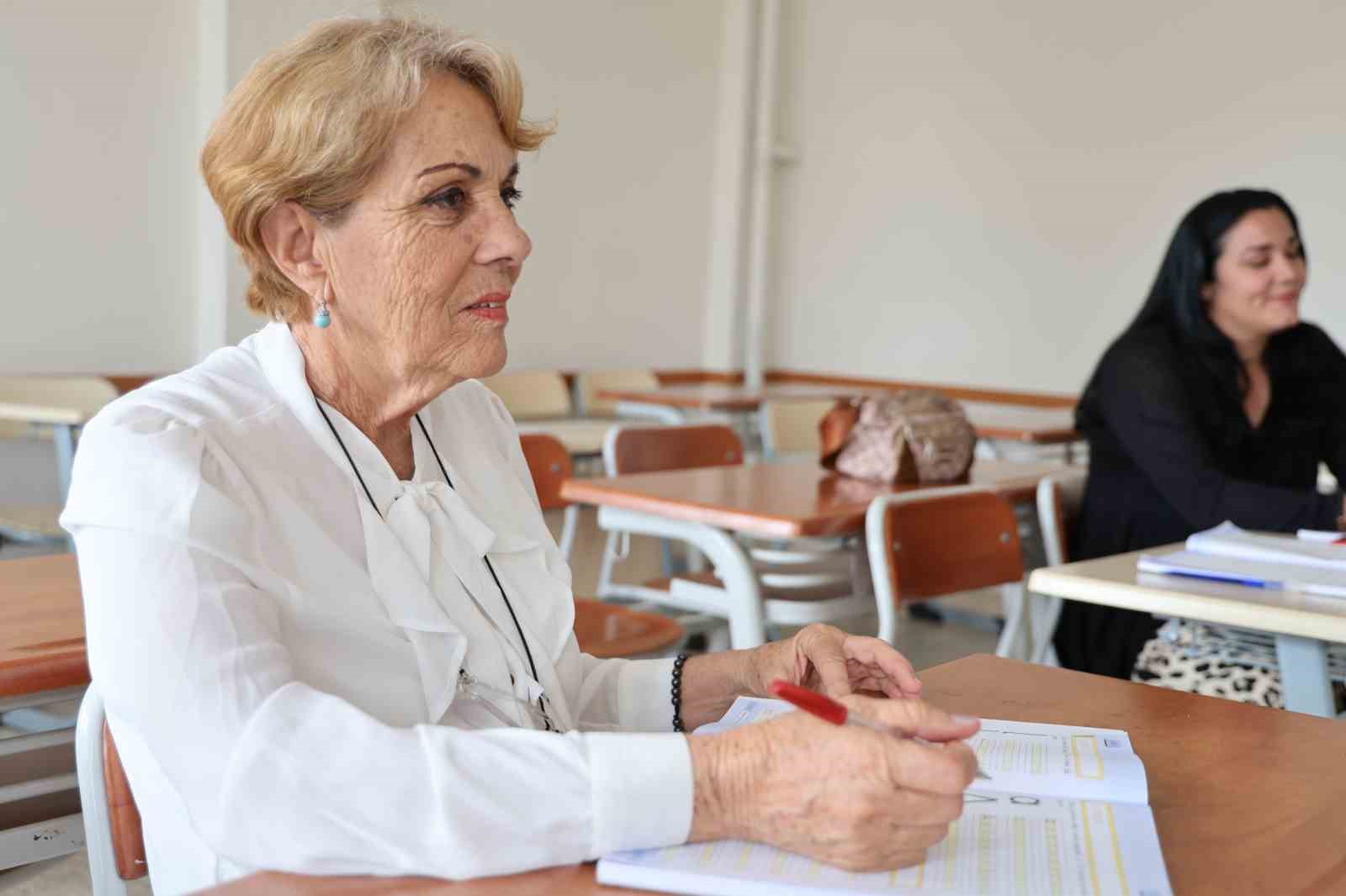 Kübalı gelin, annesi ve kızıyla Türkçe öğrenmeye başladı 