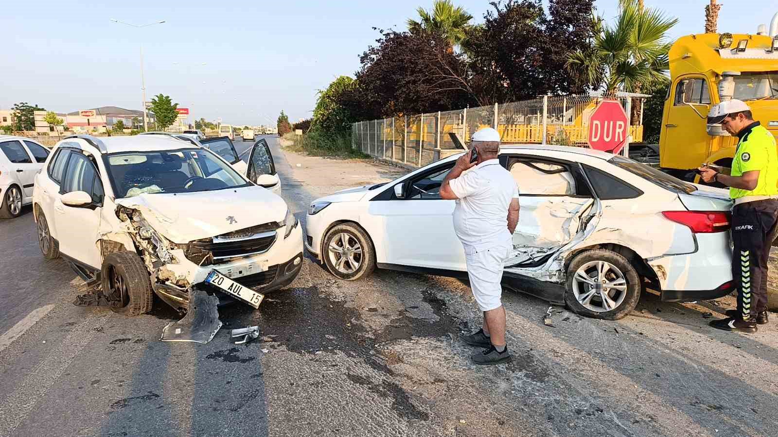 Otomobillerin hurdaya döndüğü kazada 5 kişi yaralandı 