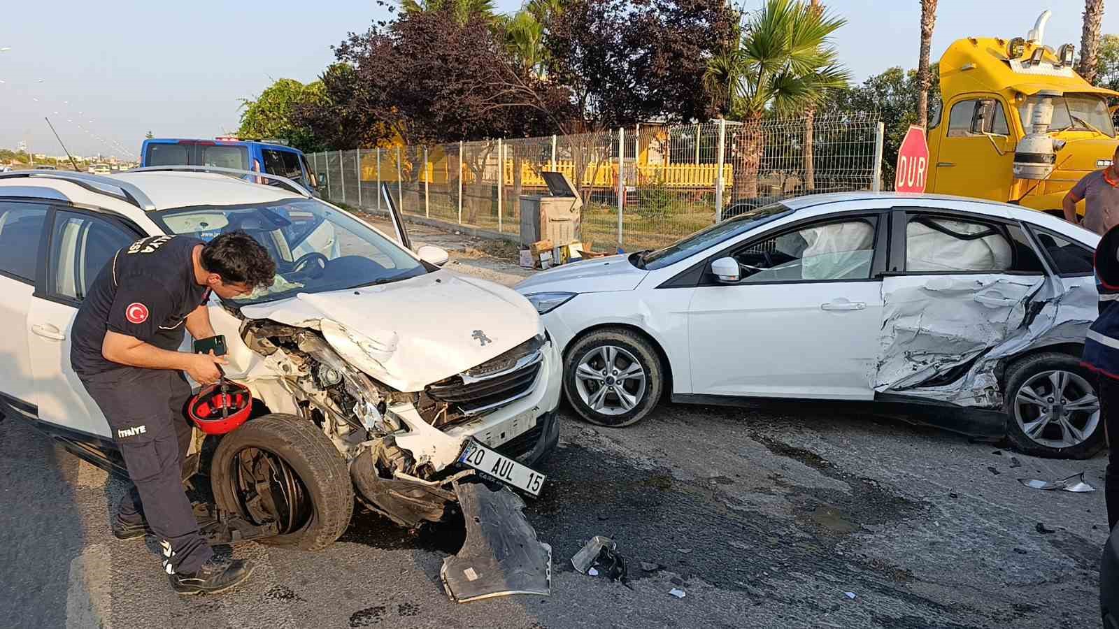 Otomobillerin hurdaya döndüğü kazada 5 kişi yaralandı 