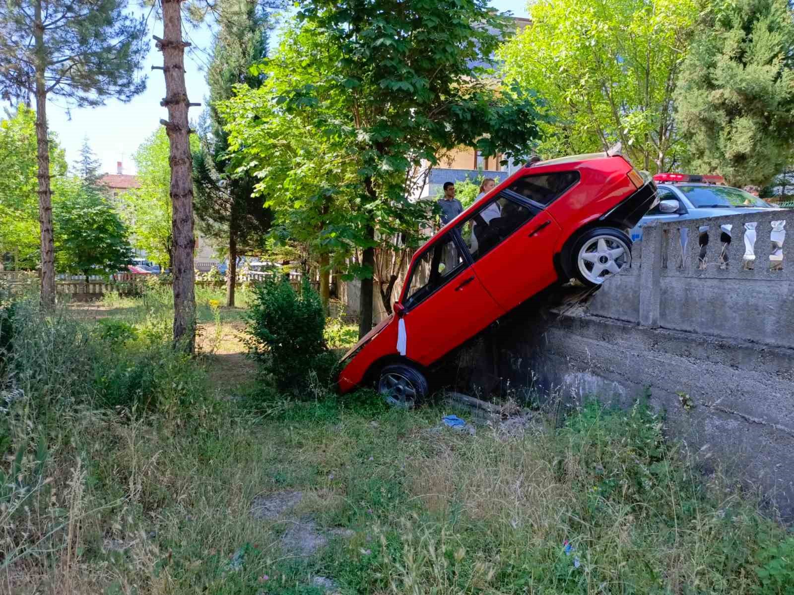 Direksiyonu kilitlenen otomobil apartman bahçesine düştü 