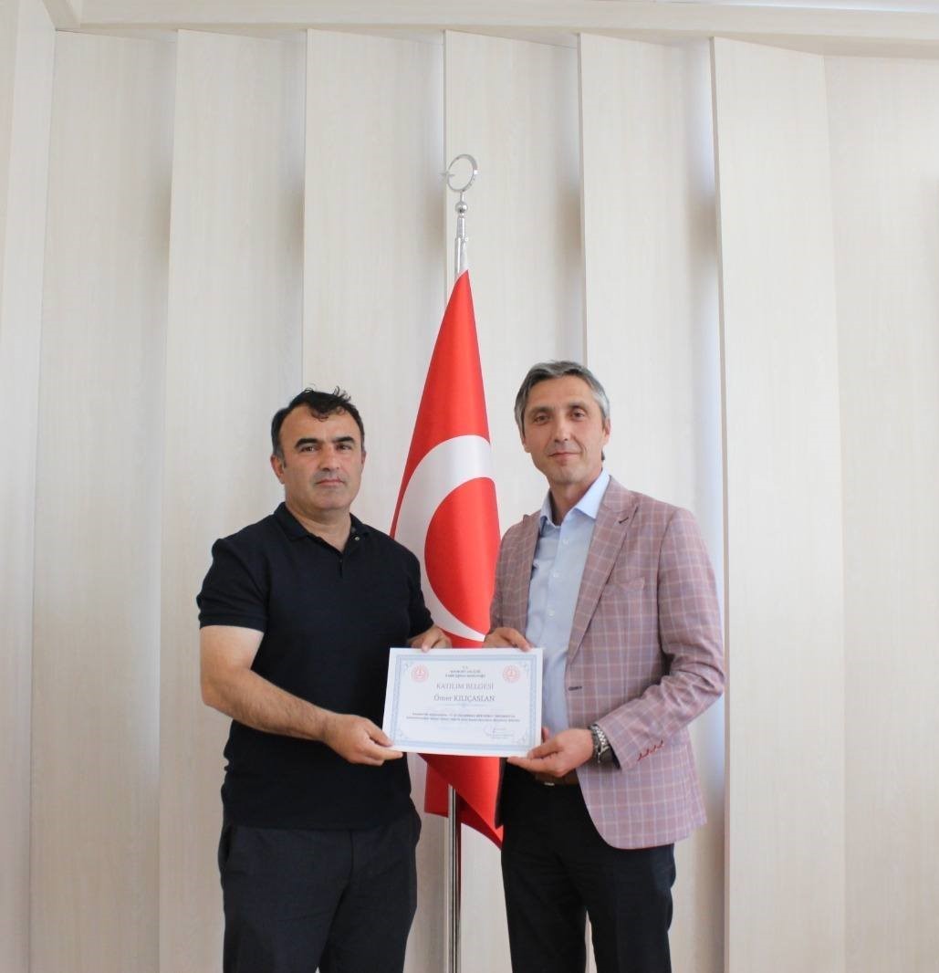 Robot yarışmasından başarıyla dönen takımların öğretmenlerine katılım belgeleri verildi 
