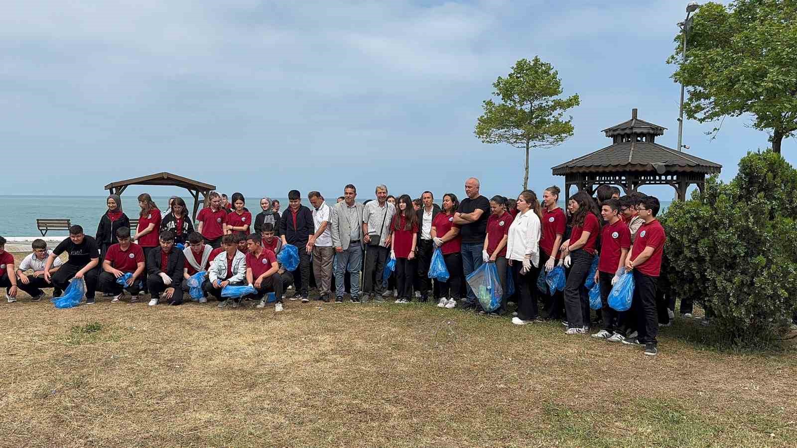 Öğrenciler sahilden poşet poşet çöp topladı 