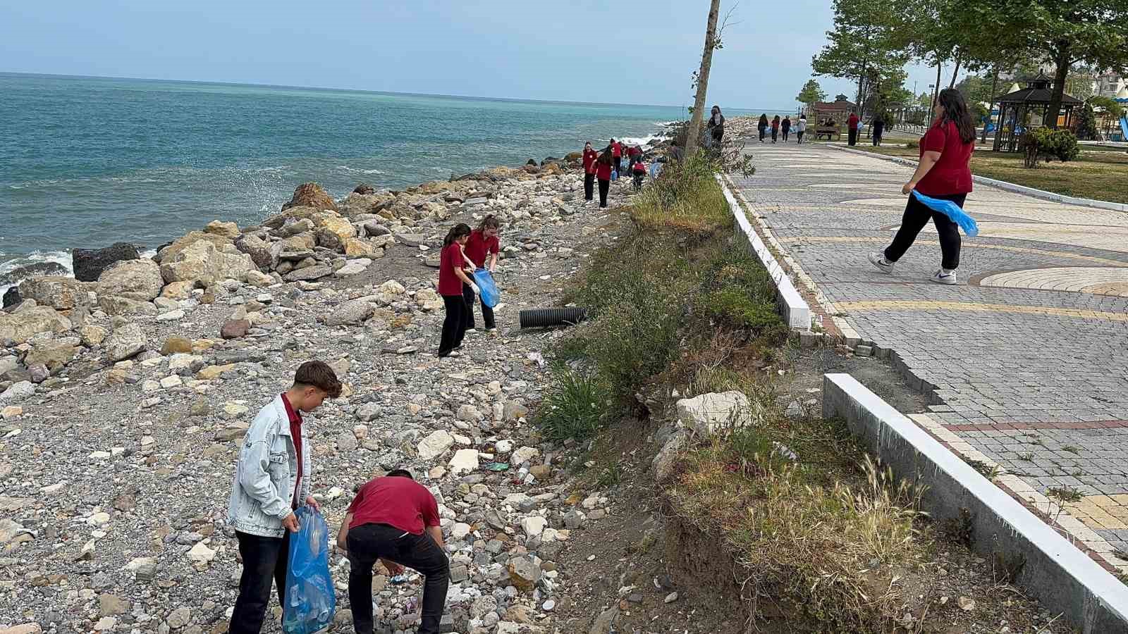 Öğrenciler sahilden poşet poşet çöp topladı 