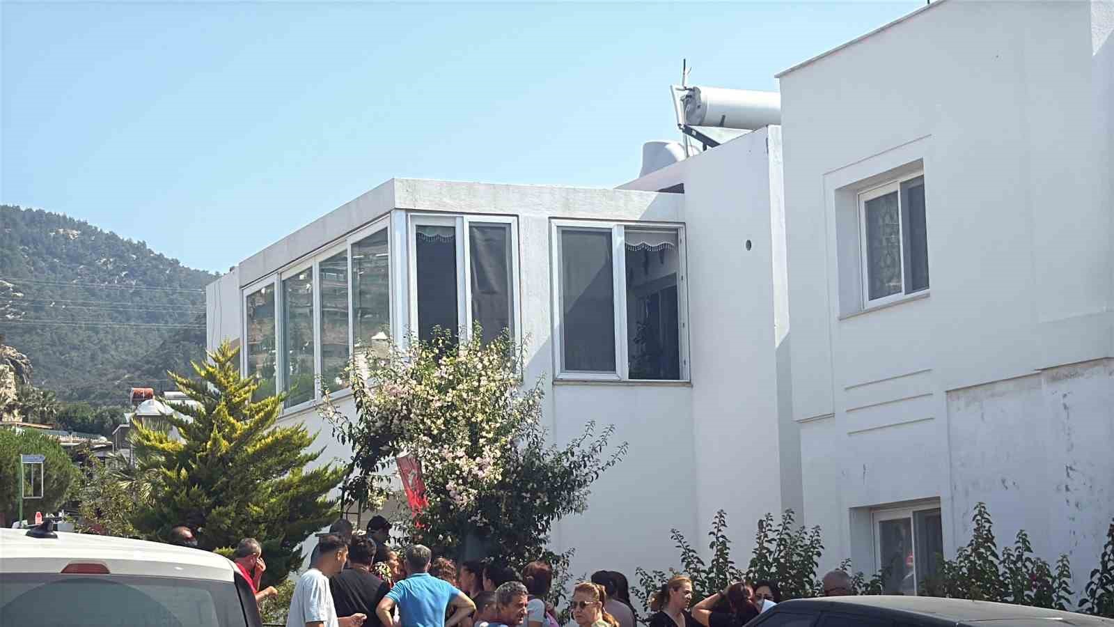 Anahtarını unutunca çatıdan eve girmeye çalışırken düşen emekli polis hayatını kaybetti 