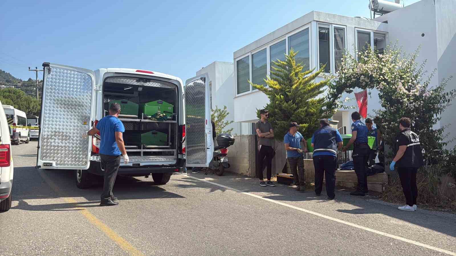 Anahtarını unutunca çatıdan eve girmeye çalışırken düşen emekli polis hayatını kaybetti 