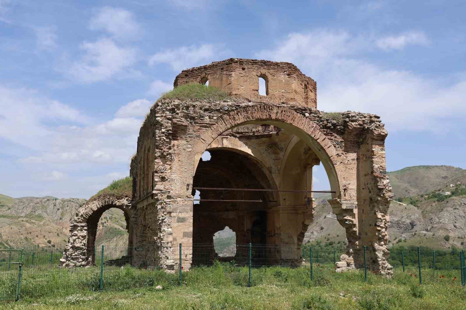 Palu’daki tarihi yapılar fotoğraf karelerine yansıdı 