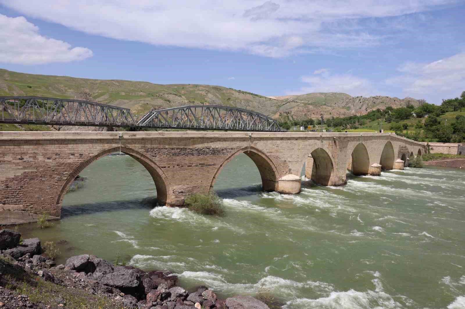 Palu’daki tarihi yapılar fotoğraf karelerine yansıdı 