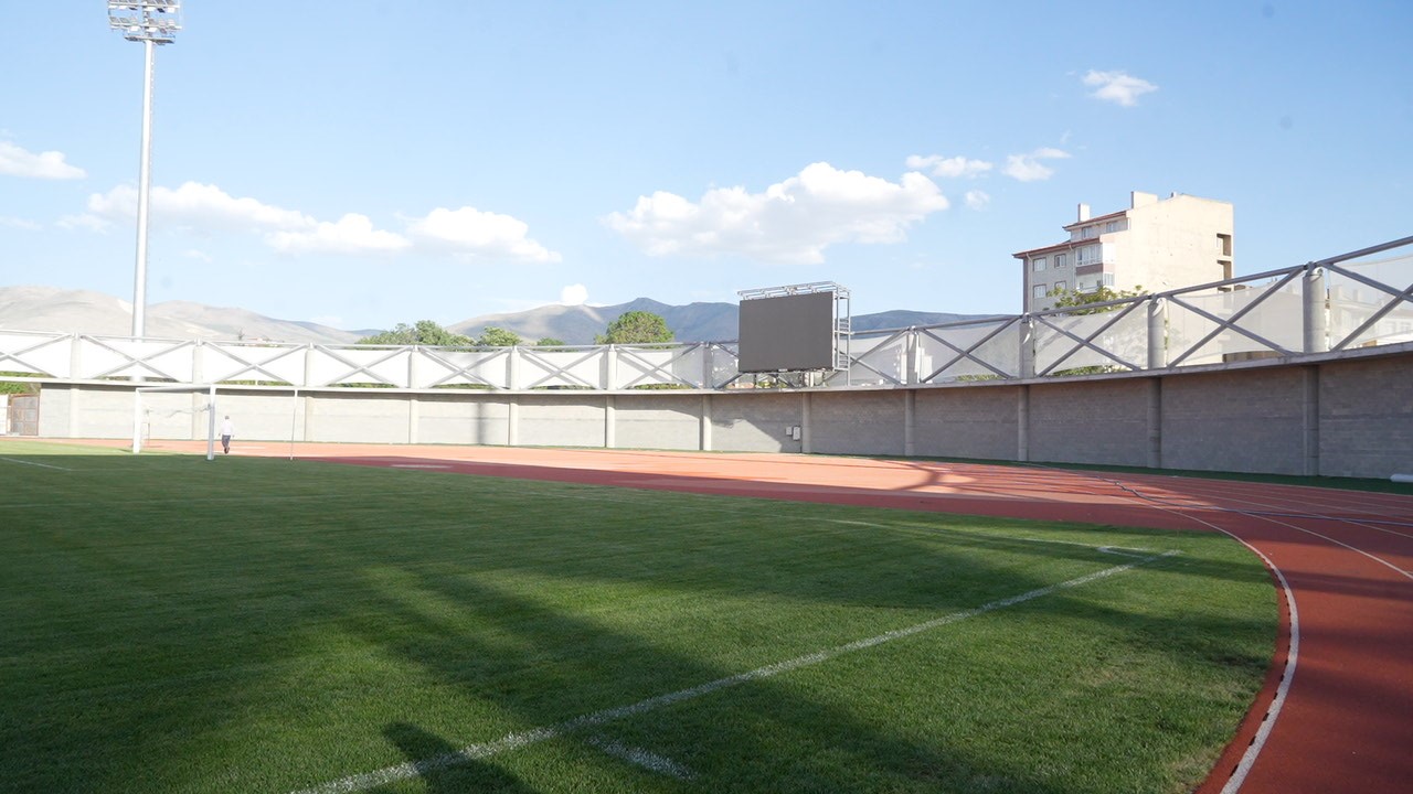 Niğde yenilenen stadyumuna kavuşuyor 
