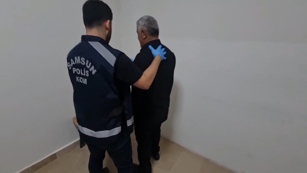 Ehliyet sınavında kopya düzeneğiyle yakalandılar 