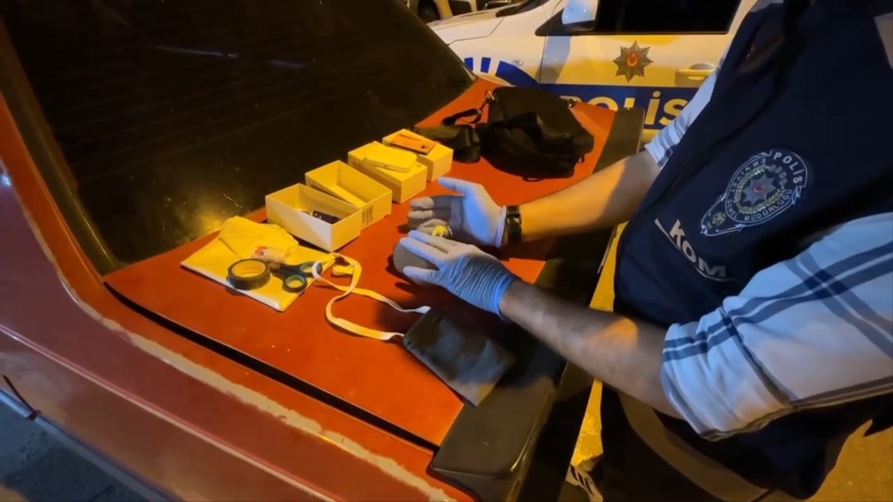 Ehliyet sınavında kopya düzeneğiyle yakalandılar 