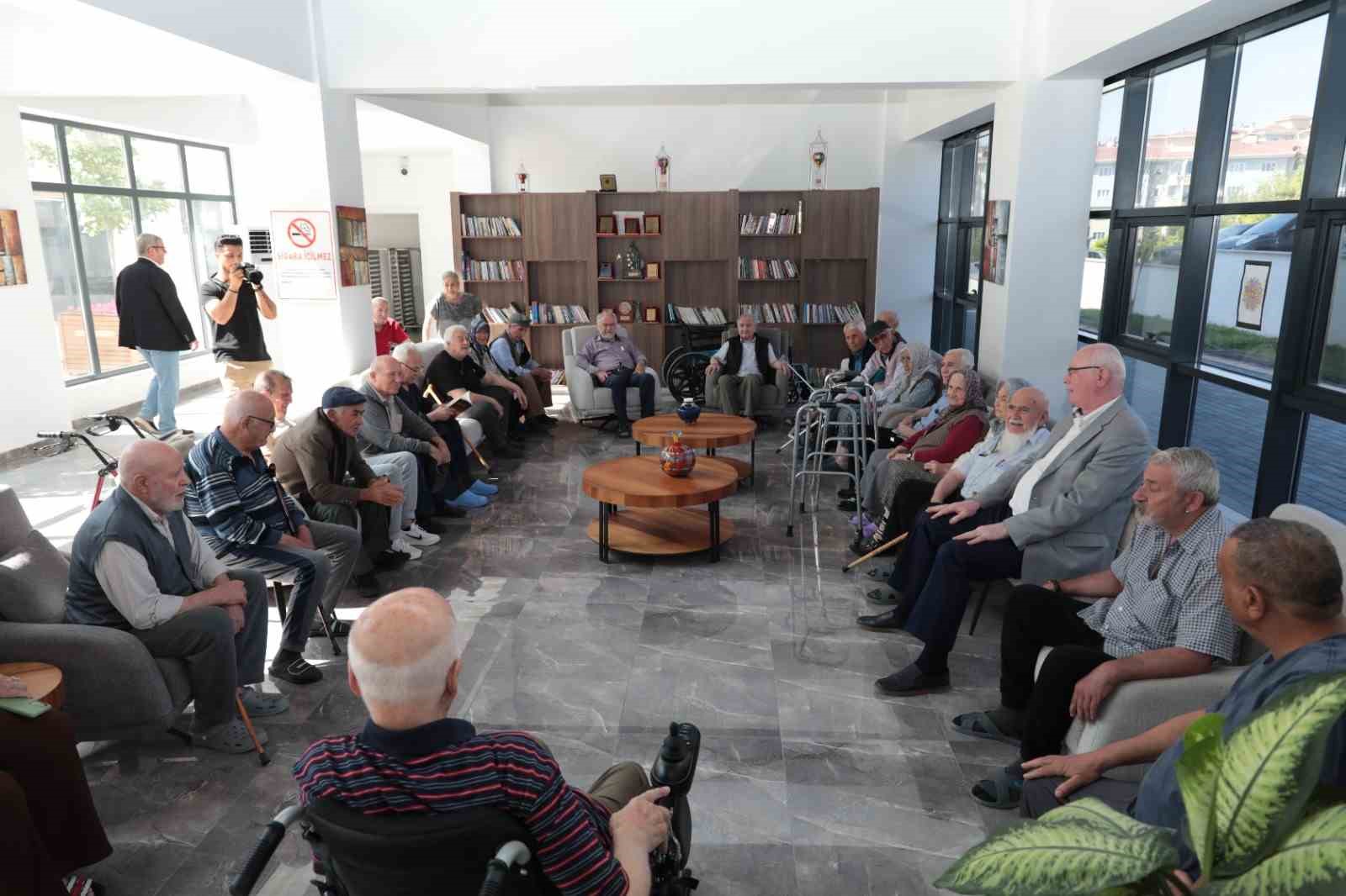 Başkan Kazım Kurt’tan ’Koca Çınarlar’a bayram ziyareti 