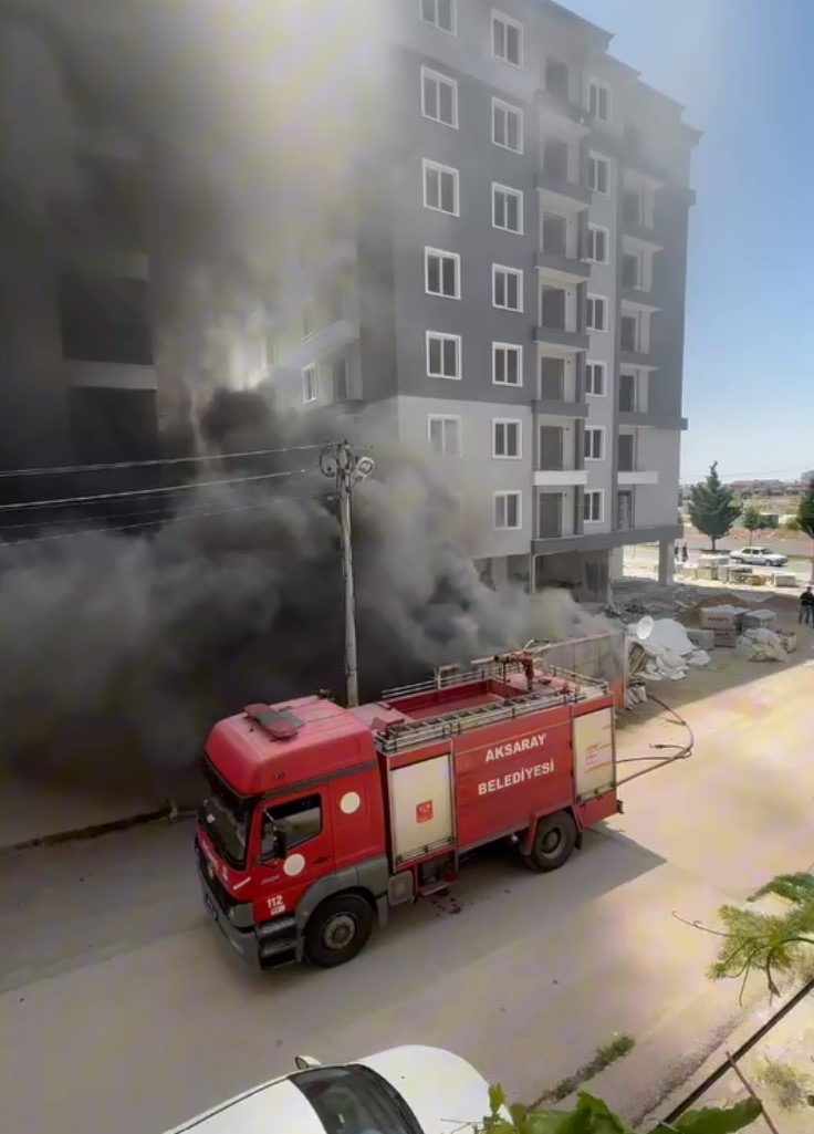 İnşaatın bekçi kulübesi alev alev yandı 