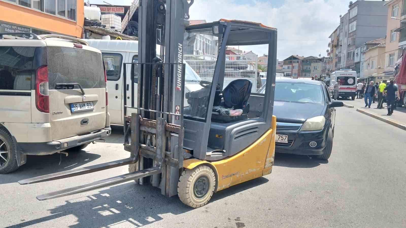 Bafra’da feci kaza: Forkliftin bıçağına çarpan motosiklet sürücüsü ağır yaralandı 