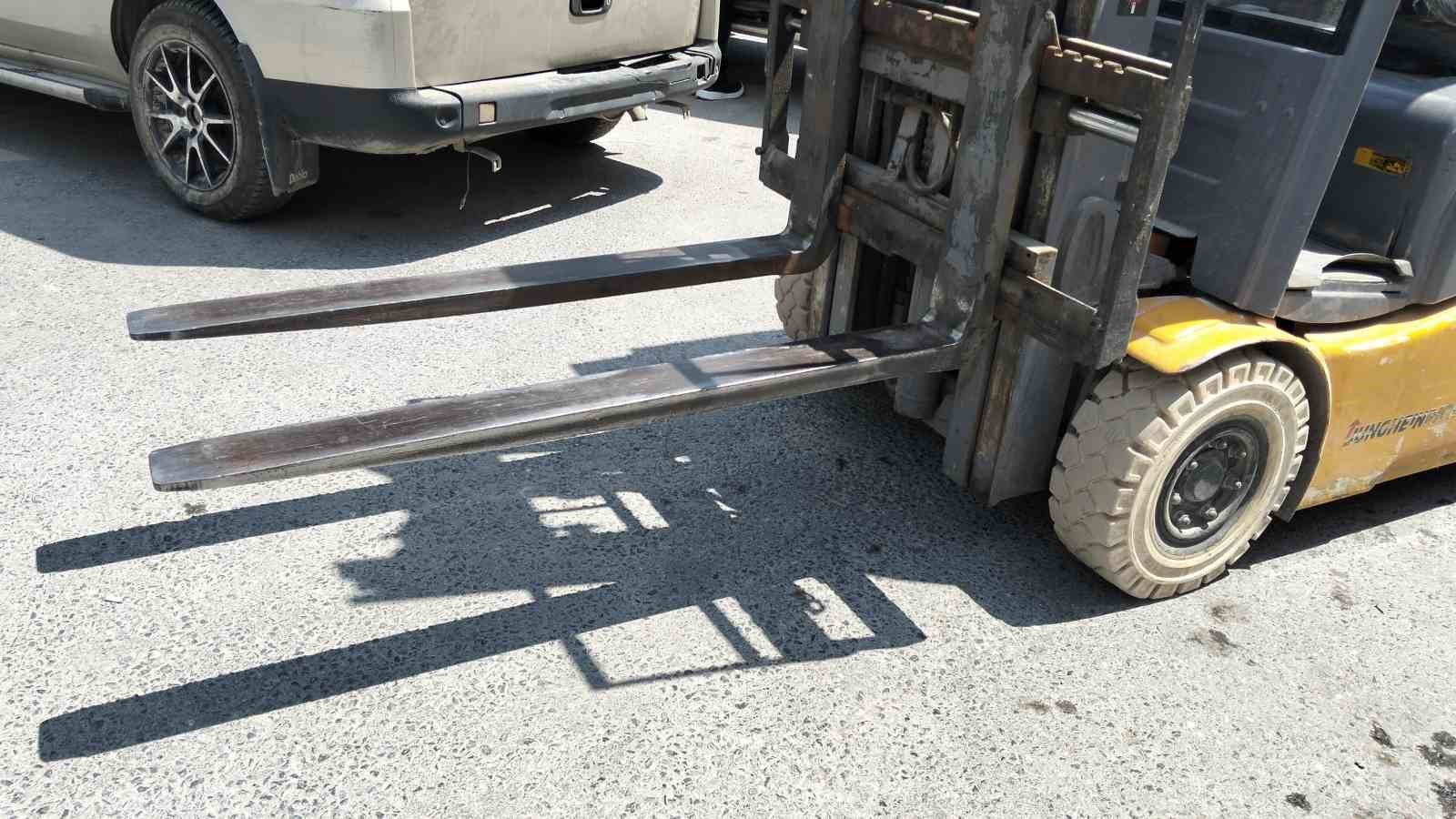 Bafra’da feci kaza: Forkliftin bıçağına çarpan motosiklet sürücüsü ağır yaralandı 