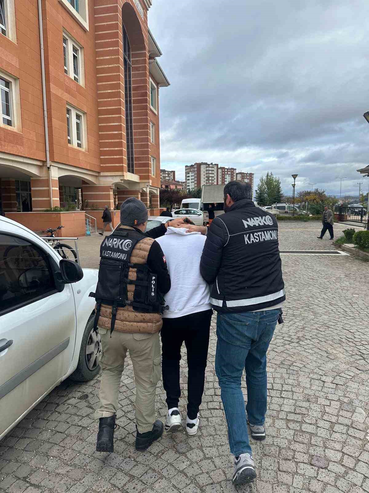 Yatağının altındaki uyuşturucuyla yakalanan sanığın yargılanmasına başlandı 