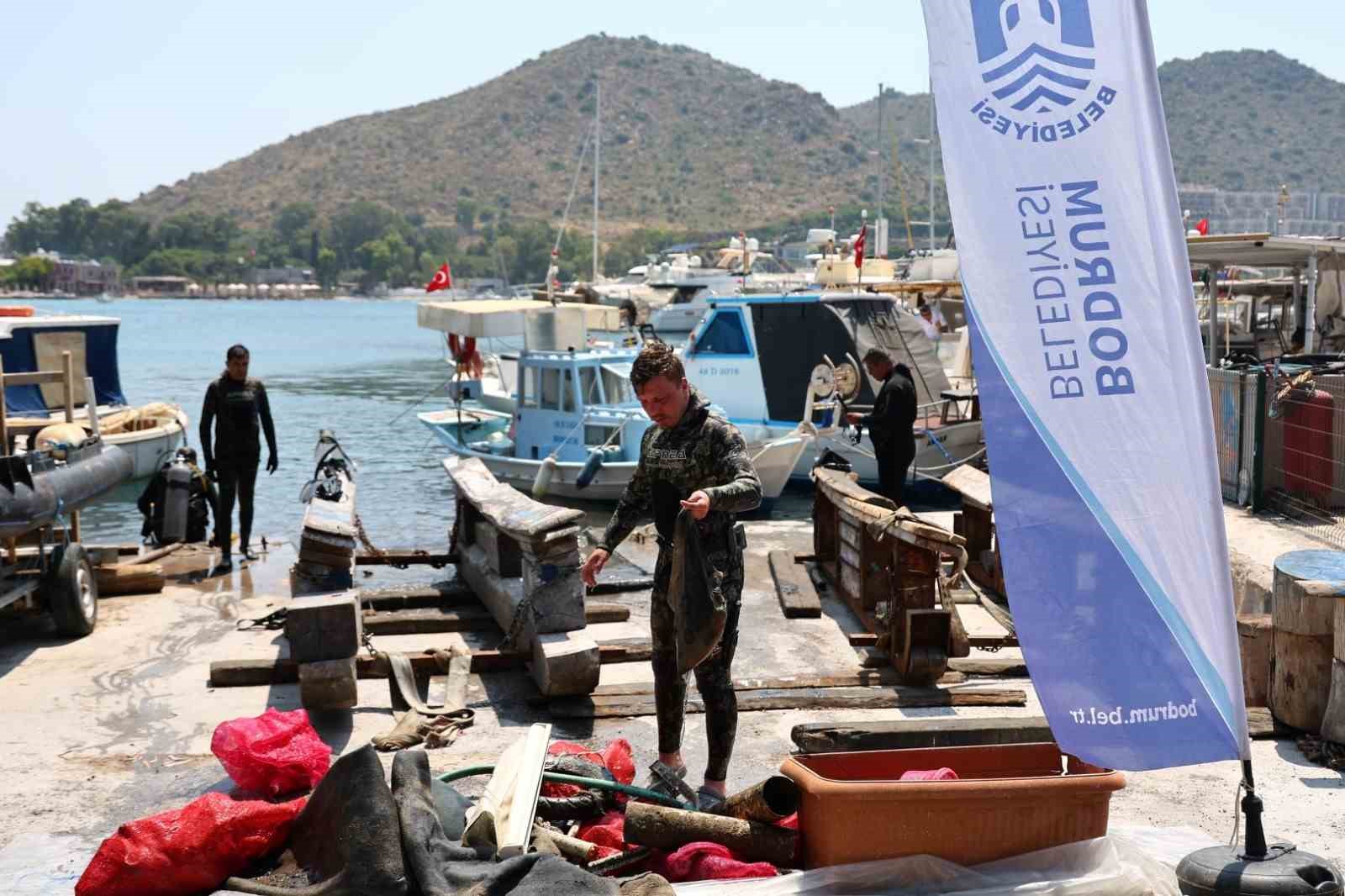 Bodrum Akyarlar’da deniz dibi temizliği 