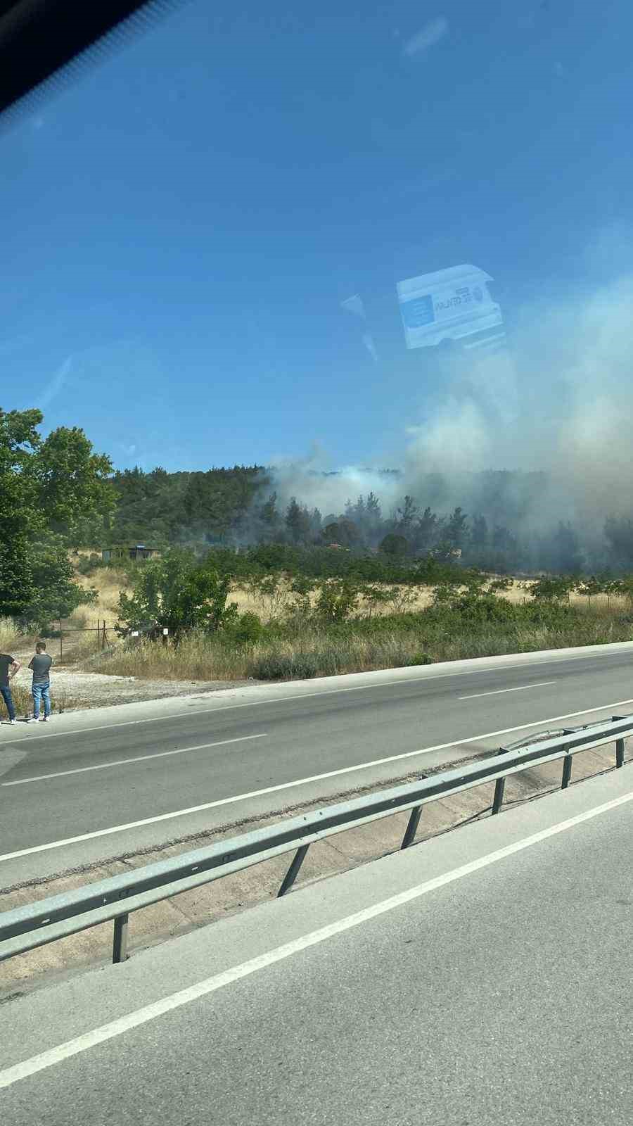 Lapseki’deki orman yangınına havadan ve karadan müdahale ediliyor 