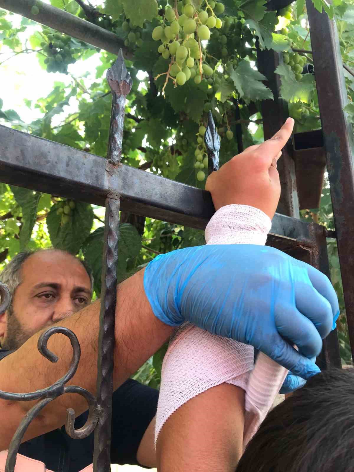 Korku dolu anlar, çocuğun eline demir saplandı 