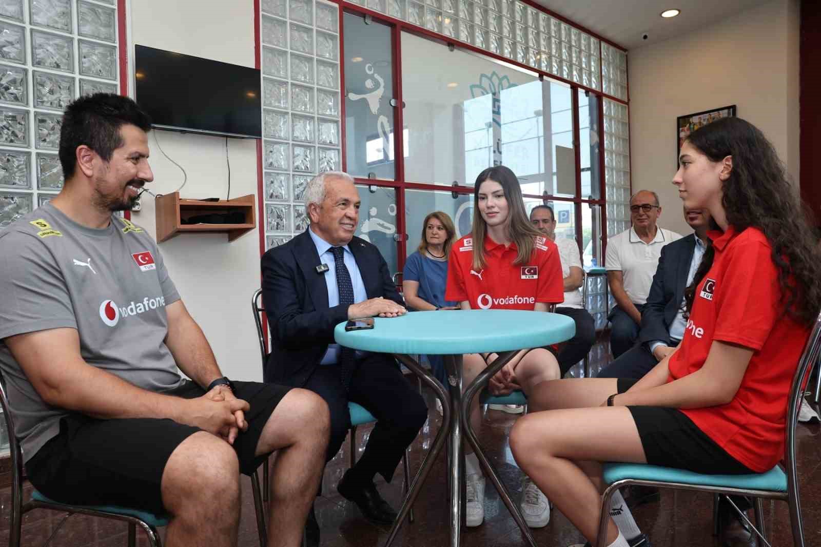 Başkan Şadi Özdemir’den genç voleybolculara motivasyon ziyareti 