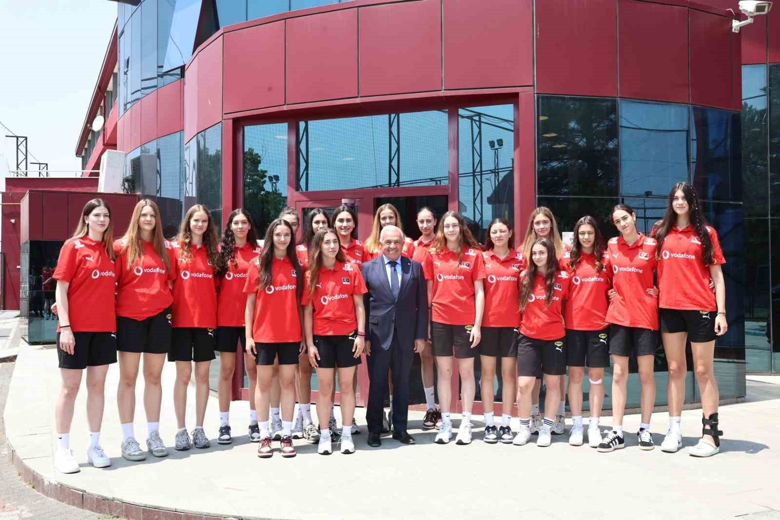 Başkan Şadi Özdemir’den genç voleybolculara motivasyon ziyareti 