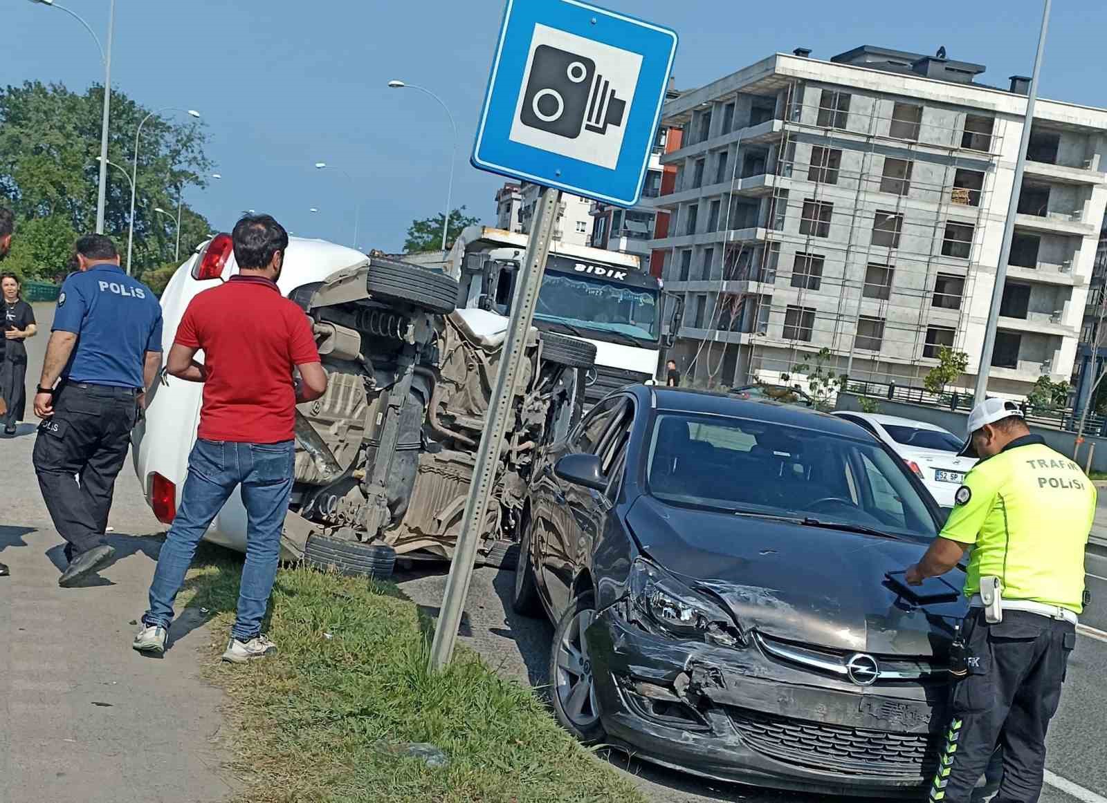 Ordu’da 2 otomobil çarpıştı, birisi takla attı