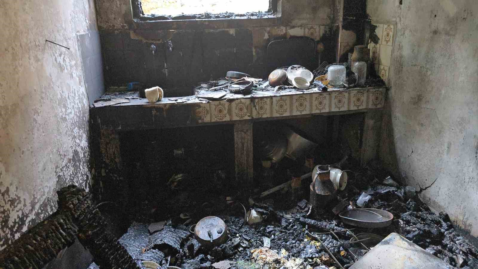 Evde çıkan yangına kovalarla taşıdıkları suyla müdahale ettiler 