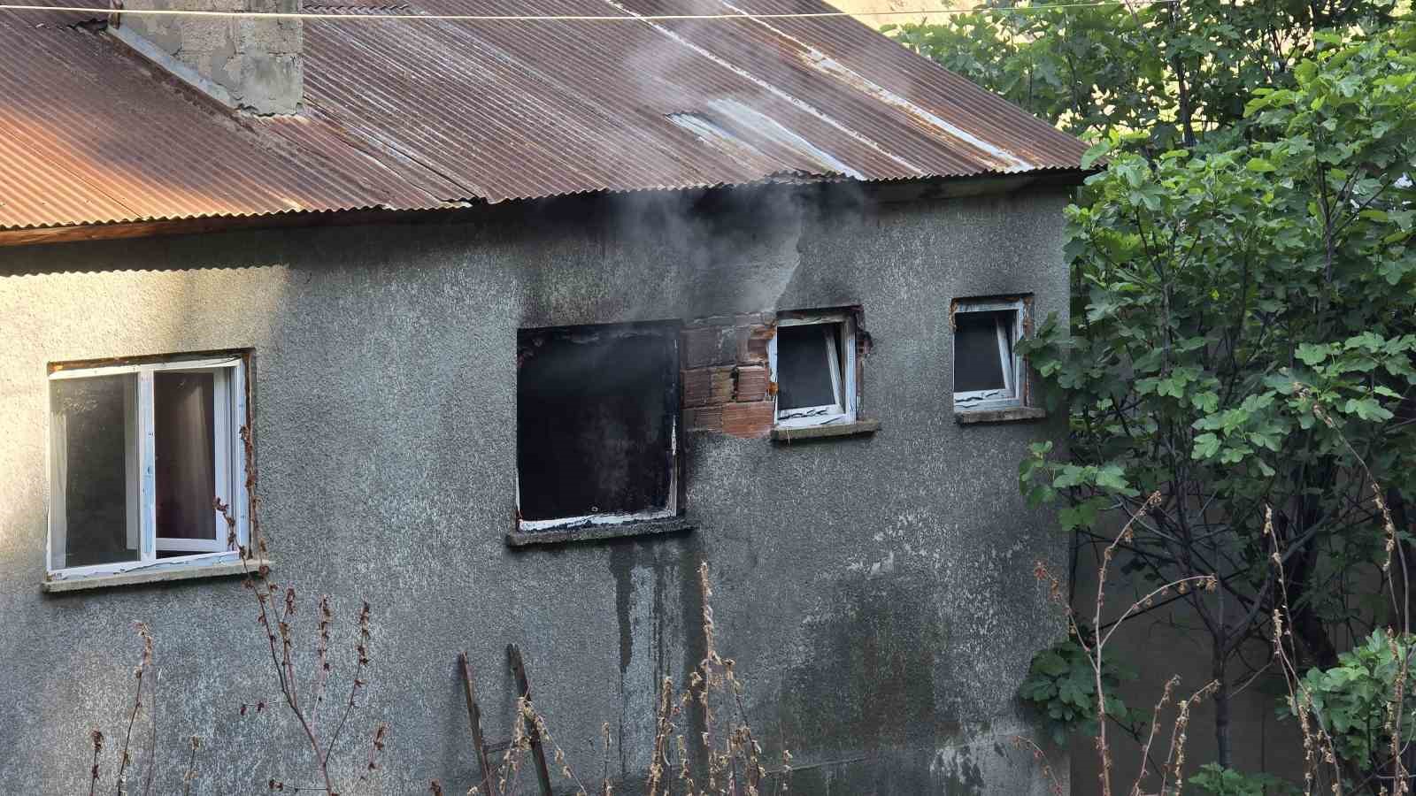 Evde çıkan yangına kovalarla taşıdıkları suyla müdahale ettiler 