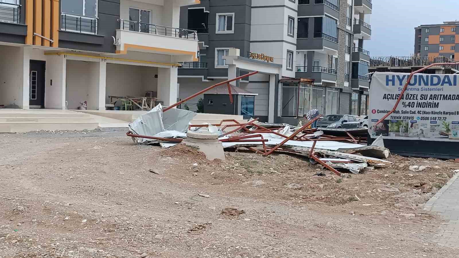 Batman’da şiddetli rüzgar çatı panellerini uçurdu 