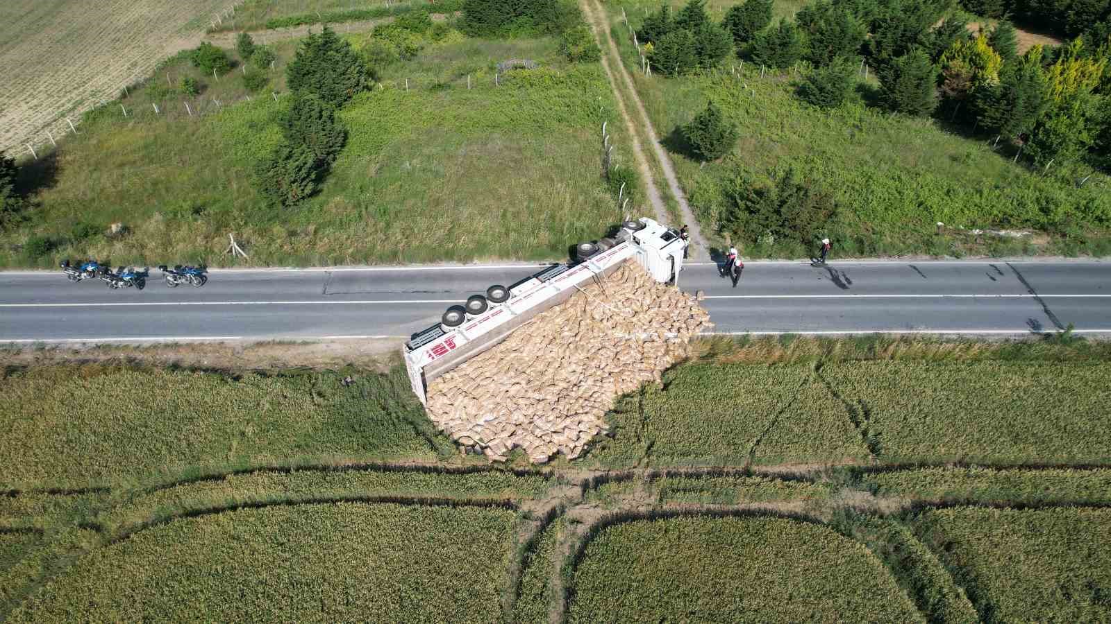 Arnavutköy’de patates yüklü tır devrildi, tonlarca patates tarlaya döküldü 