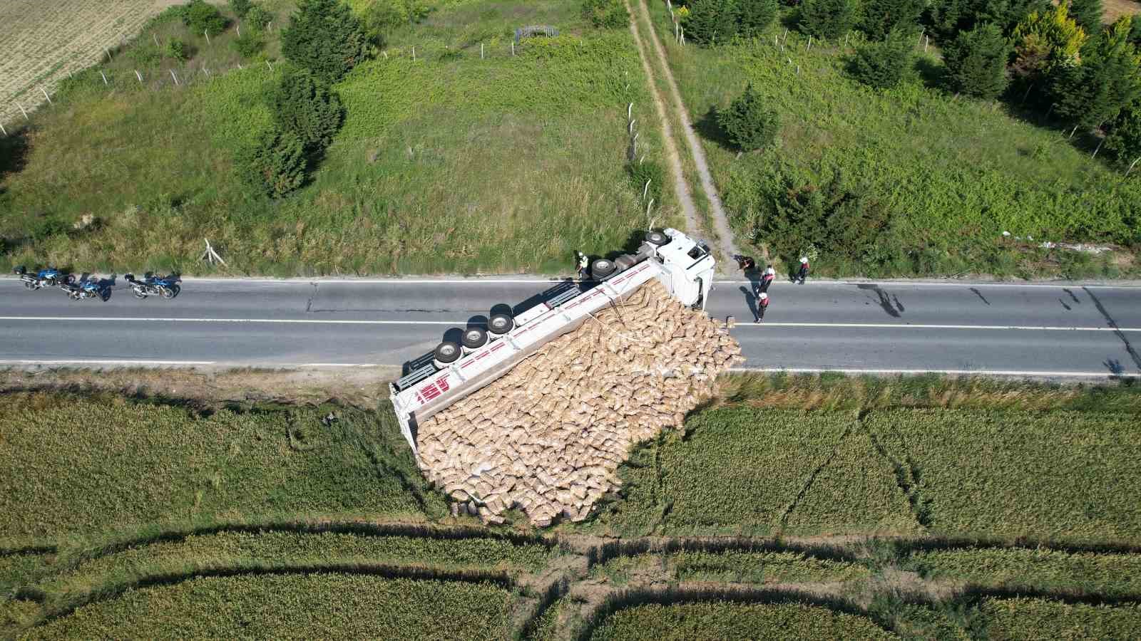 Arnavutköy’de patates yüklü tır devrildi, tonlarca patates tarlaya döküldü 