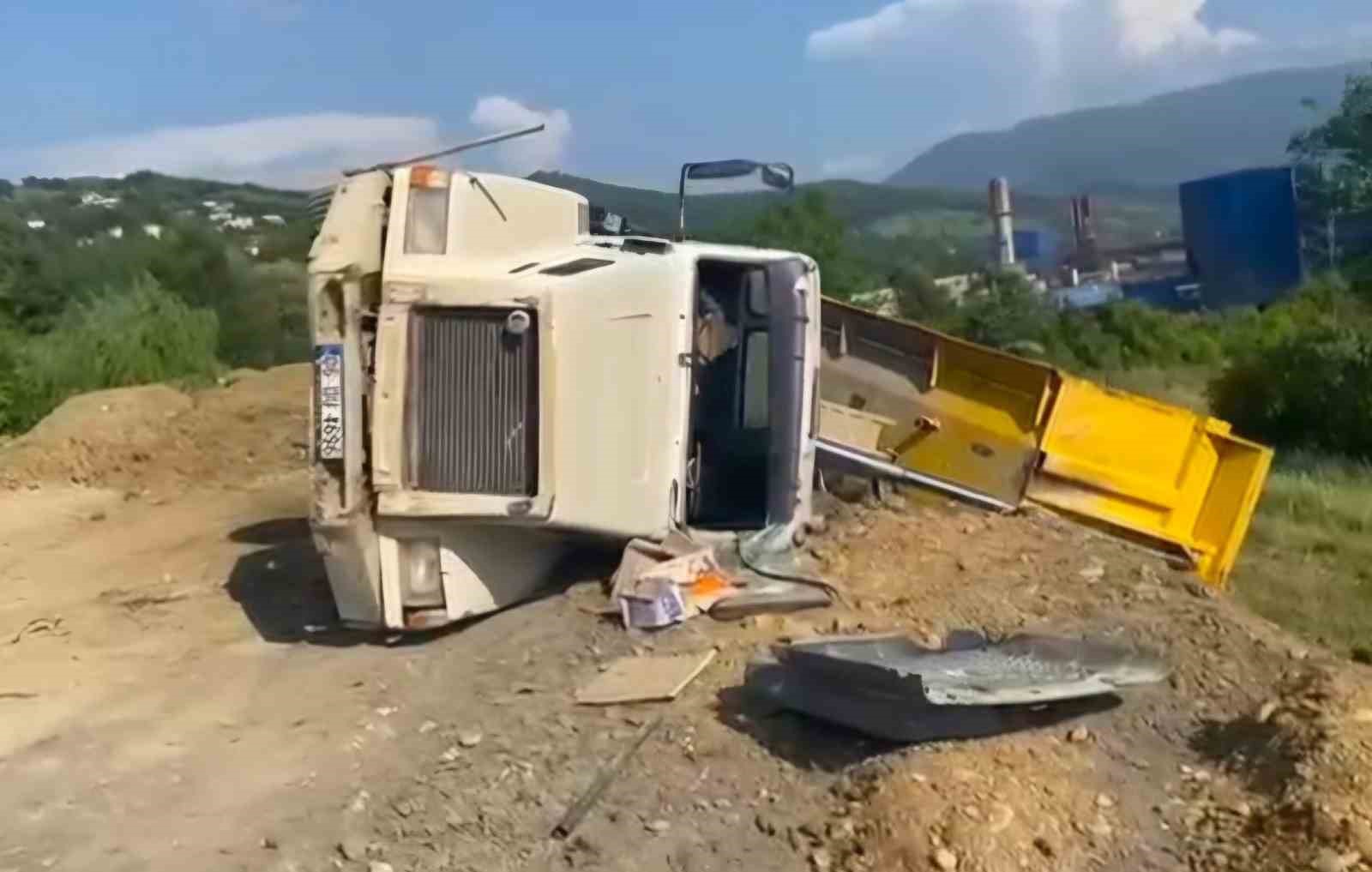 Toprak boşaltan kamyon devrildi: 1 yaralı 