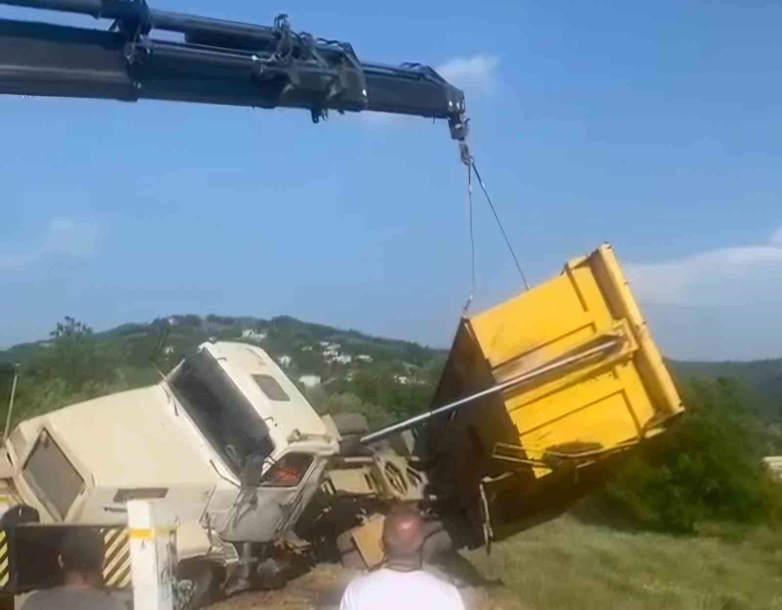 Toprak boşaltan kamyon devrildi: 1 yaralı 