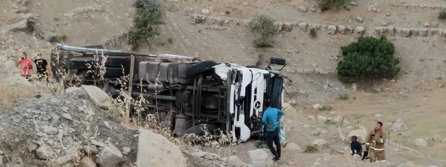 Şırnak’ta şarampole devrilen tırın sürücüsü yaralandı 