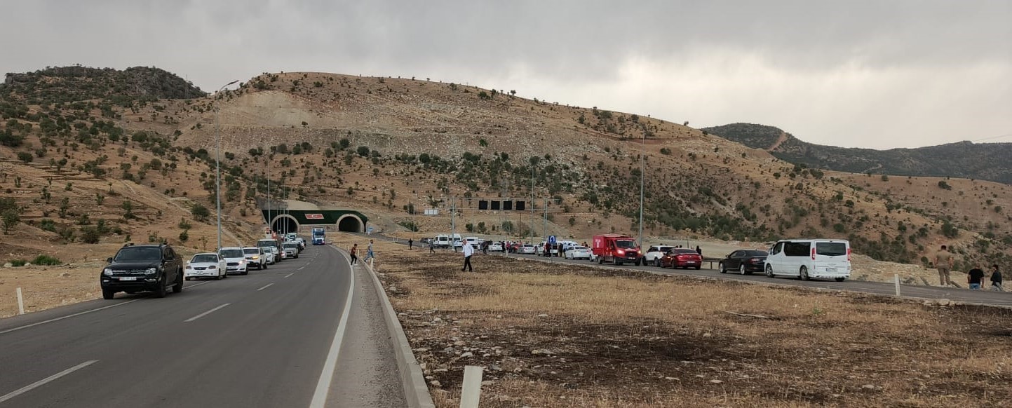 Şırnak’ta şarampole devrilen tırın sürücüsü yaralandı 