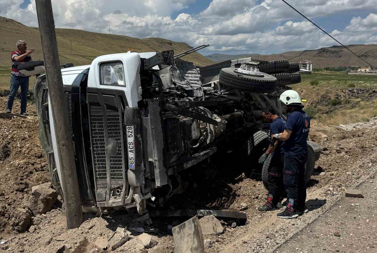 Kum yüklü tır devrildi: Sürücü yara almadan kurtuldu 