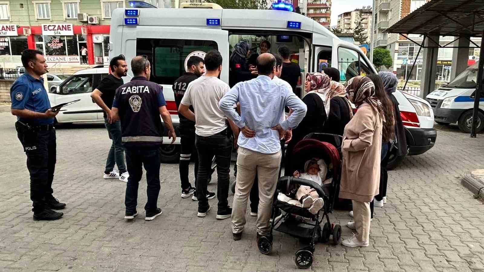 Siirt’te devrilen ağacın altında kalan 2 kişi yaralandı 