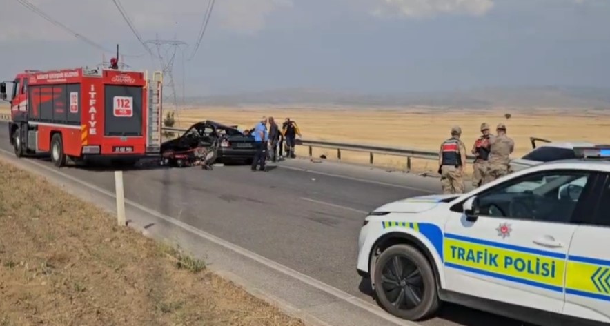 Gaziantep’te iki otomobil çarpıştı: 1 ölü, 2 yaralı 
