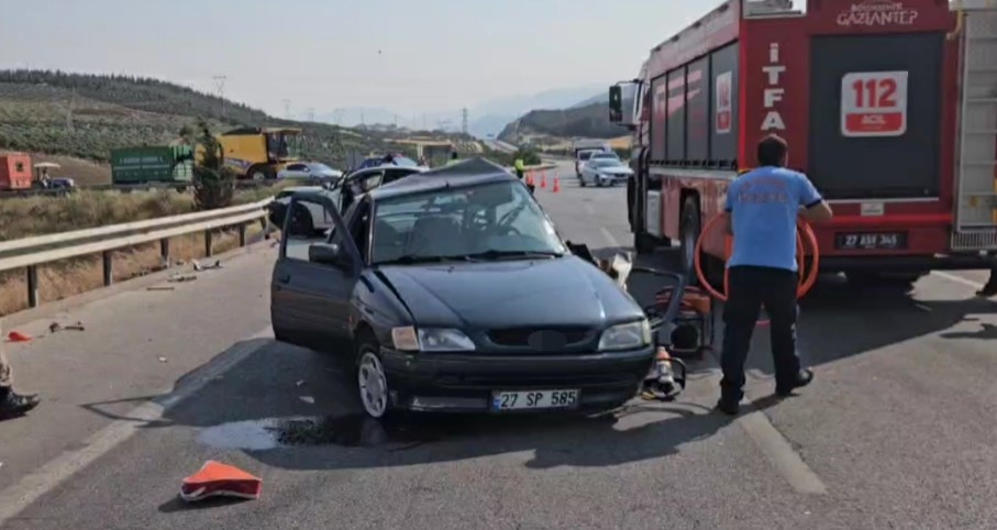 Gaziantep’te iki otomobil çarpıştı: 1 ölü, 2 yaralı 