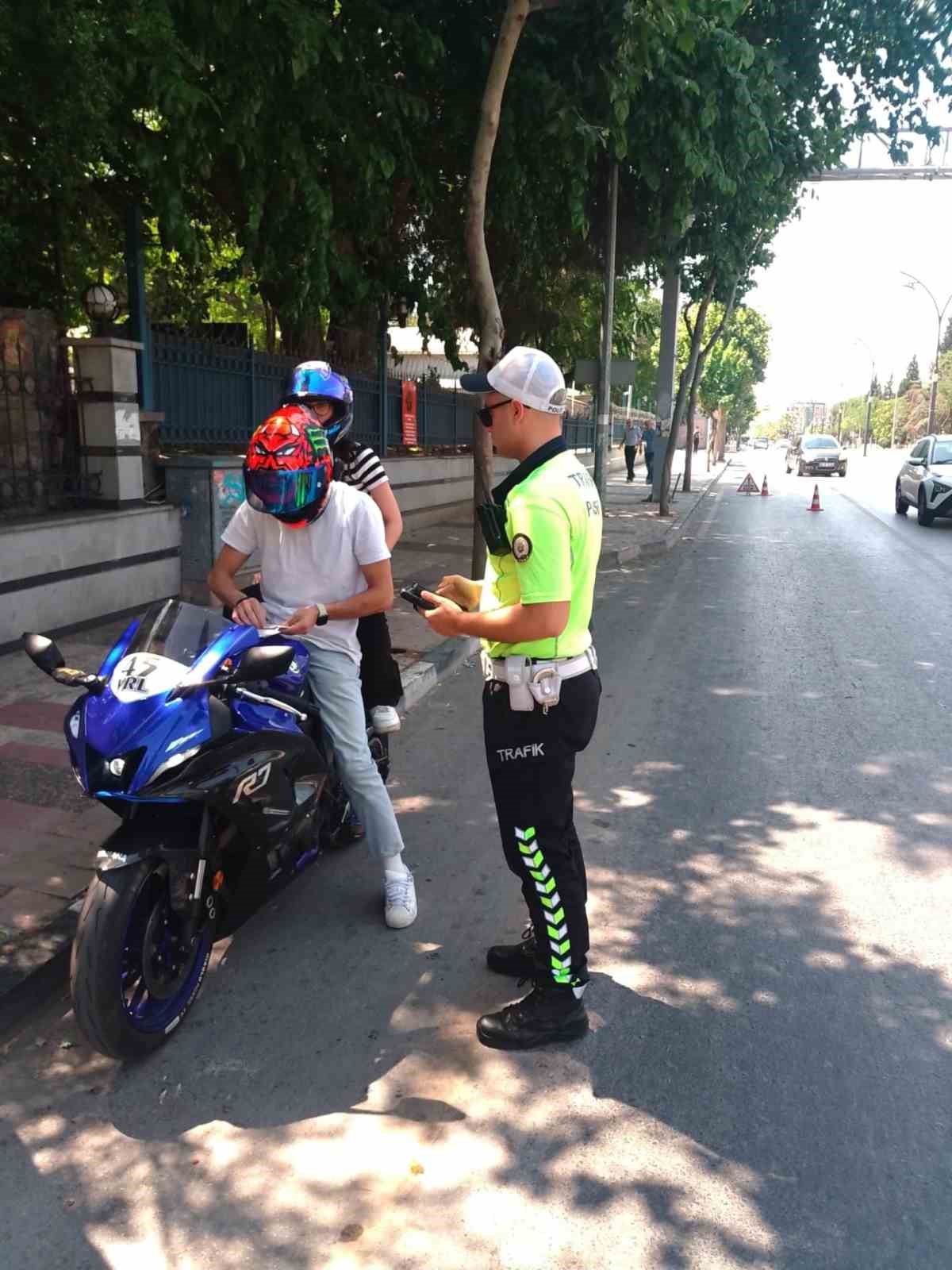 Manisa’da motosikletlilere ceza yağdı 