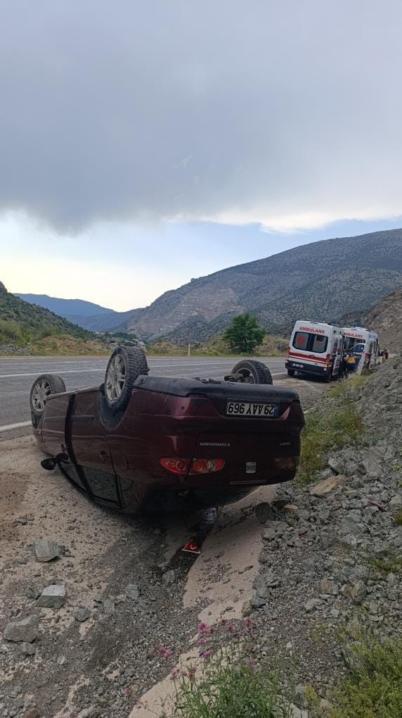 Gümüşhane’de otomobil ters döndü: 3 kişi yaralandı 