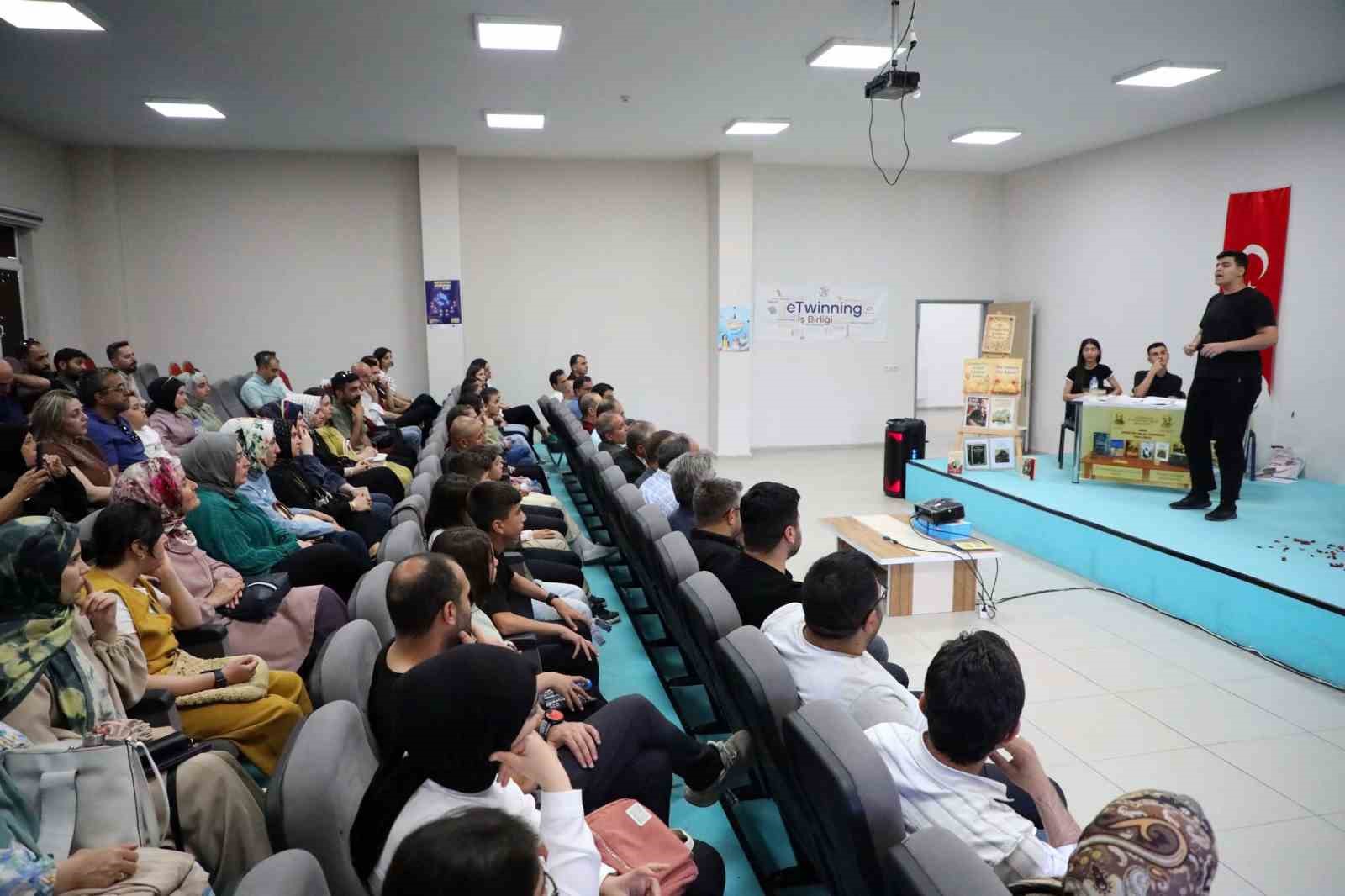 Ağrı’da ortaokul ve lise öğrencileri münazara finalinde kıyasıya yarıştı 