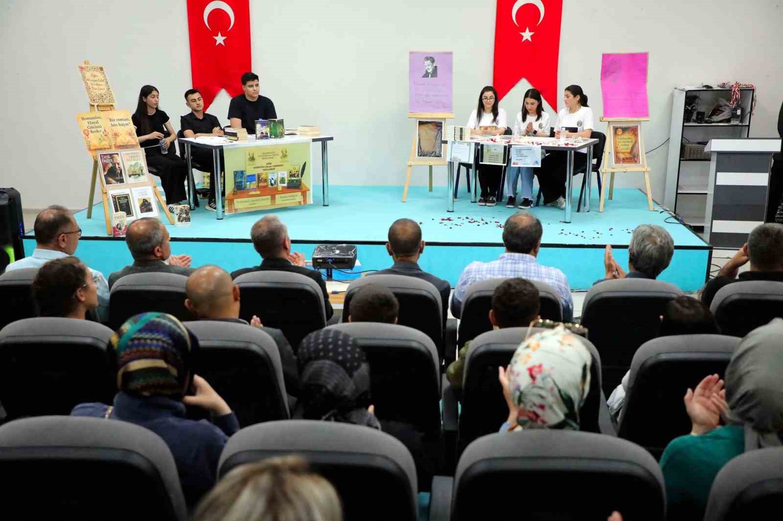 Ağrı’da ortaokul ve lise öğrencileri münazara finalinde kıyasıya yarıştı 