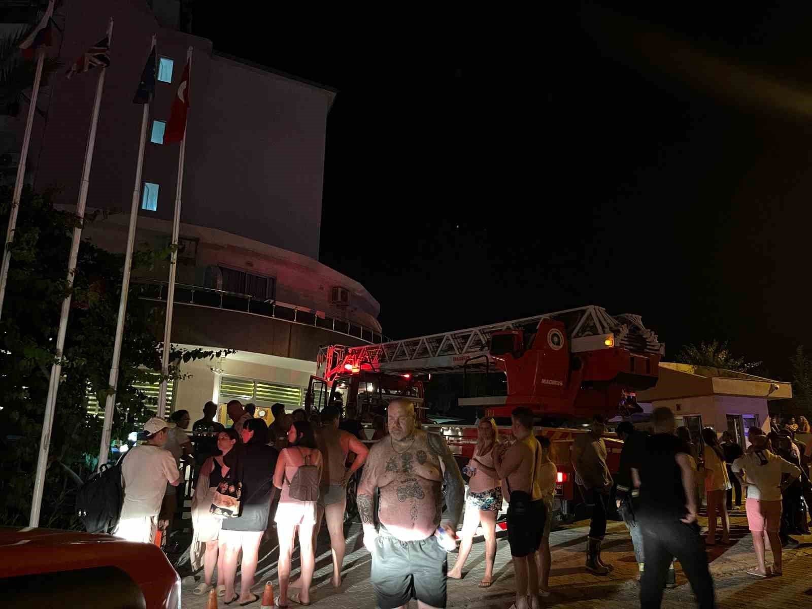 Alanya’da otelde çıkan yangında 600 turist tahliye edildi 